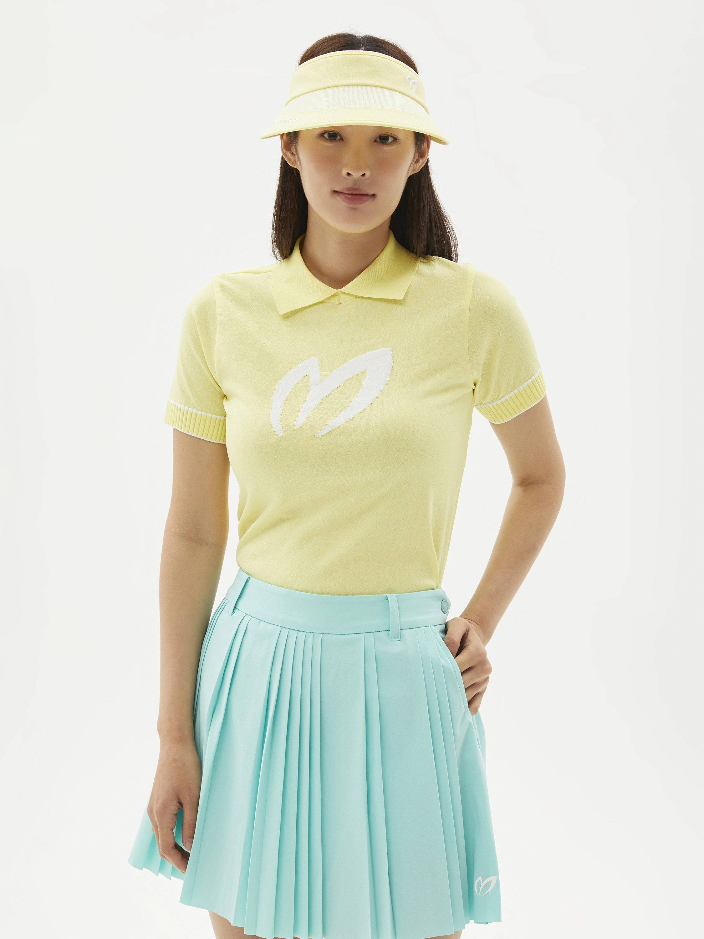Áo knit golf nữ màu vàng cổ bẻ tay ngắn phối logo trắng lớn trước ngực