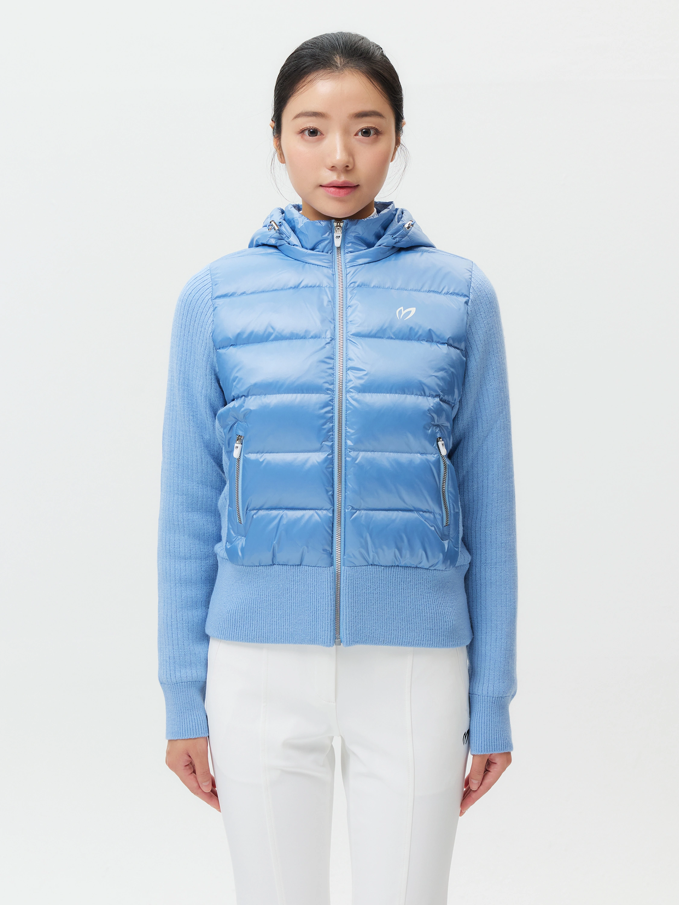 Áo knit golf nữ Master Bunny Edition màu xanh dương phối chất liệu bóng phần thân và dệt kim tay, khoá kéo mũ trùm đầu