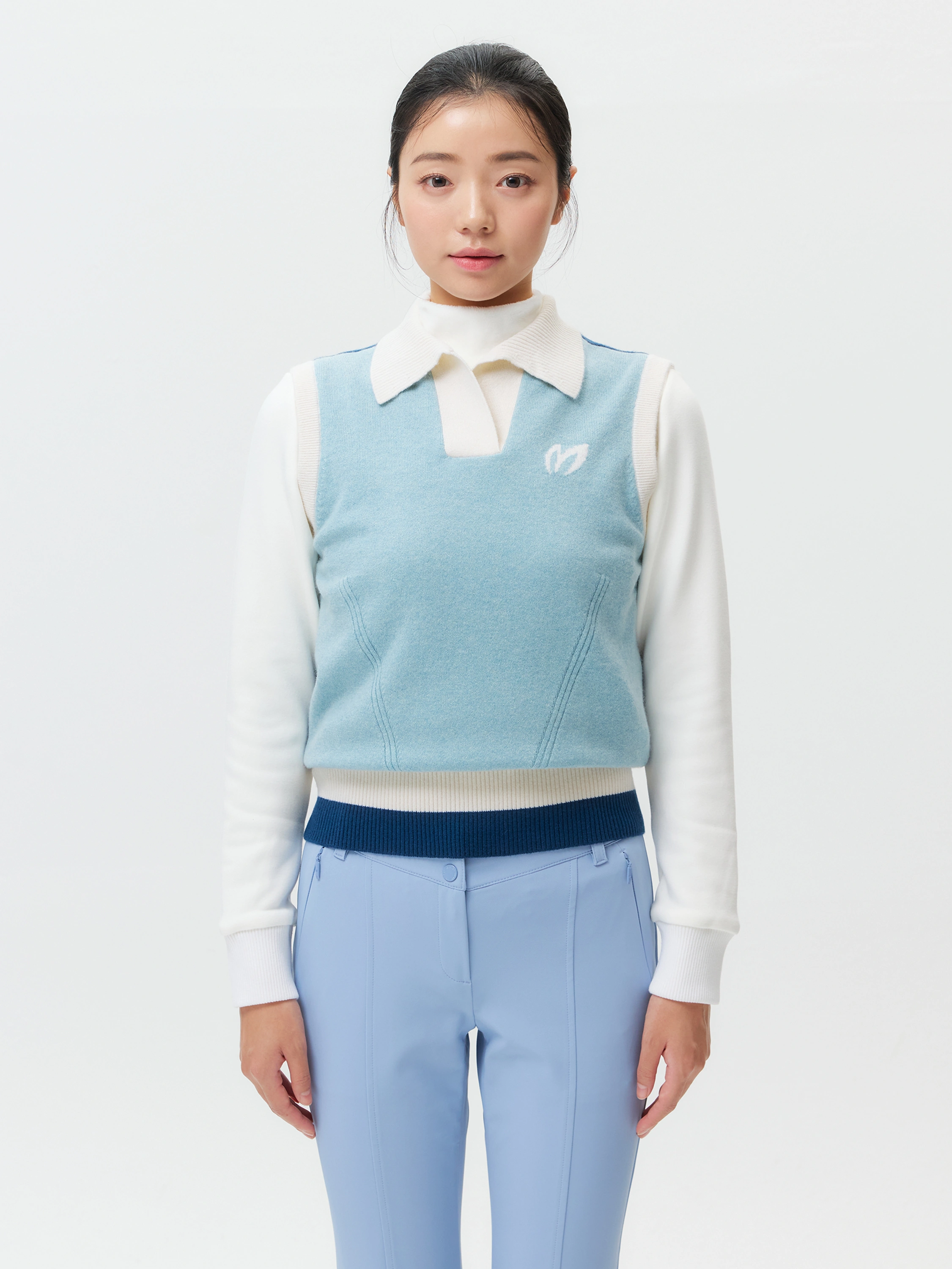 Áo vest golf nữ Master Bunny Edition màu xanh mint dáng ôm có logo trắng ở ngực trái