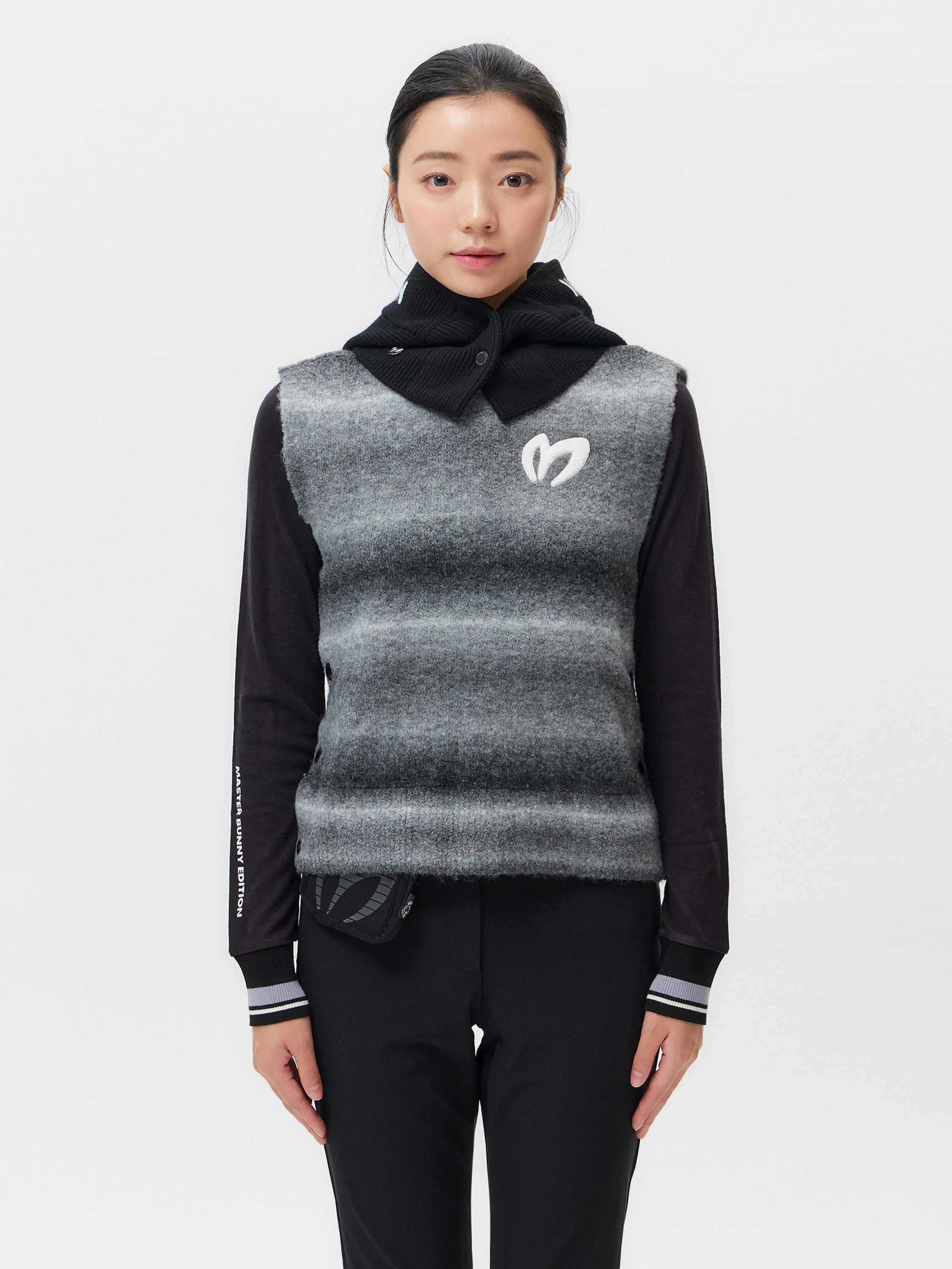 Áo vest golf nữ Master Bunny Edition màu đen dáng suông phối layering thời trang golf nữ Hàn Quốc
