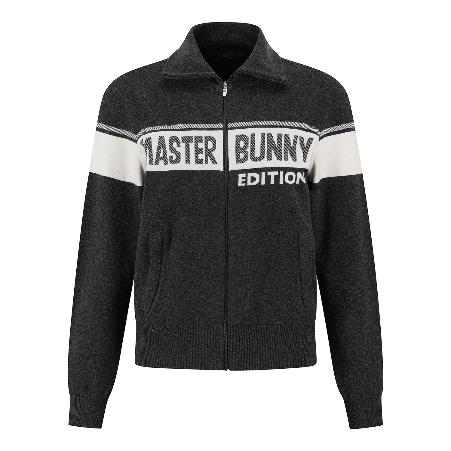 Áo knit golf nữ màu xám, cổ đứng, khóa kéo, họa tiết chữ Master Bunny Edition ngang thân trước
