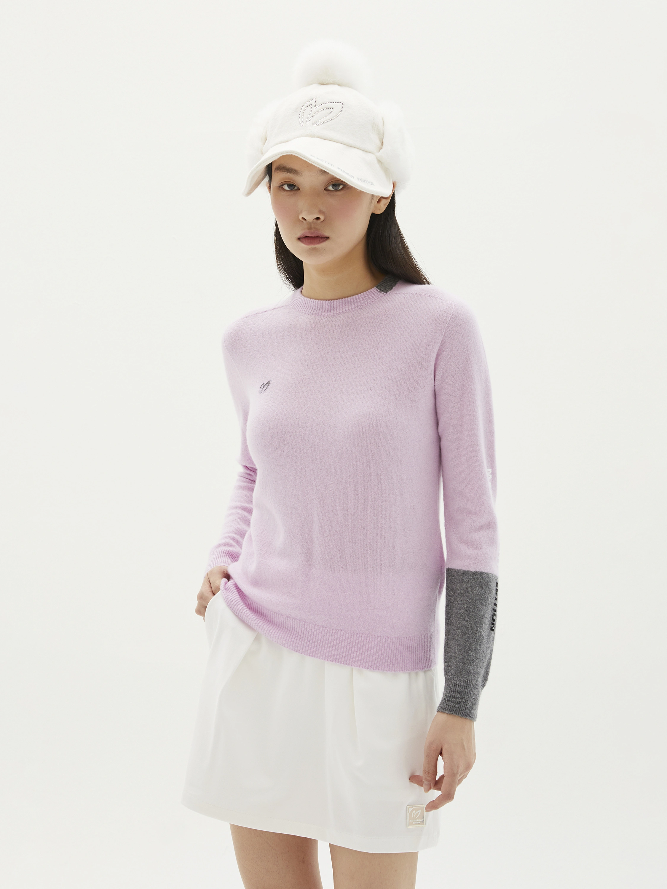 Áo knit golf nữ tay dài màu hồng pastel phối tay xám, kiểu dáng ôm nhẹ, mẫu Master Bunny Edition